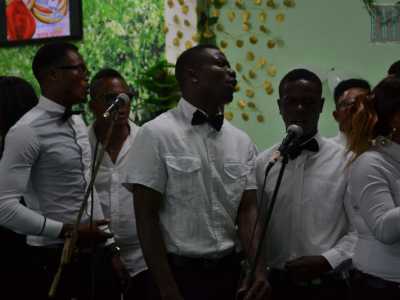 Alla funzione religiosa partecipano anche i ragazzi del Cara, qui impegnati nel coro